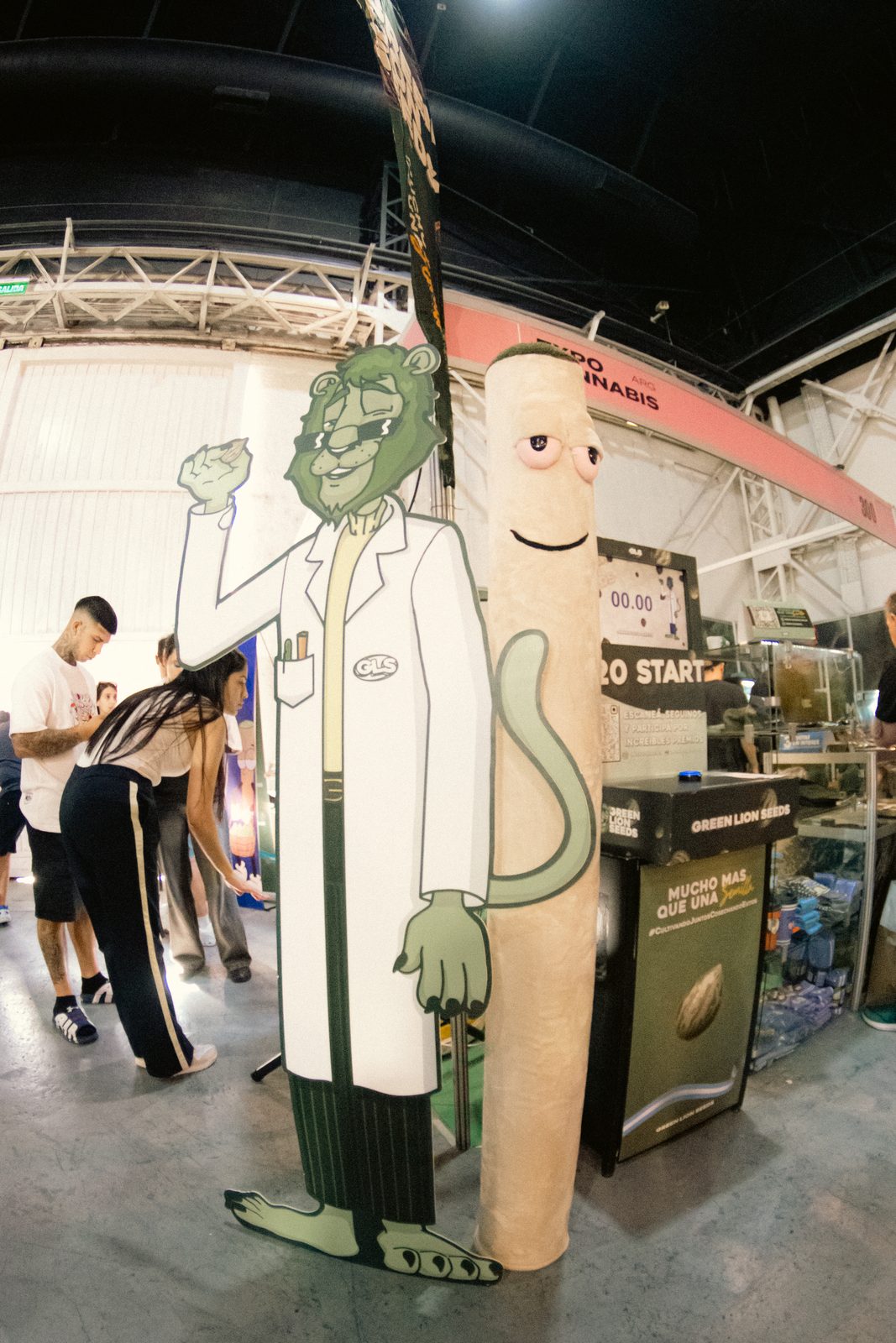 Personajes de Green Lion Seeds en el stand de Expo Cannabis Argentina