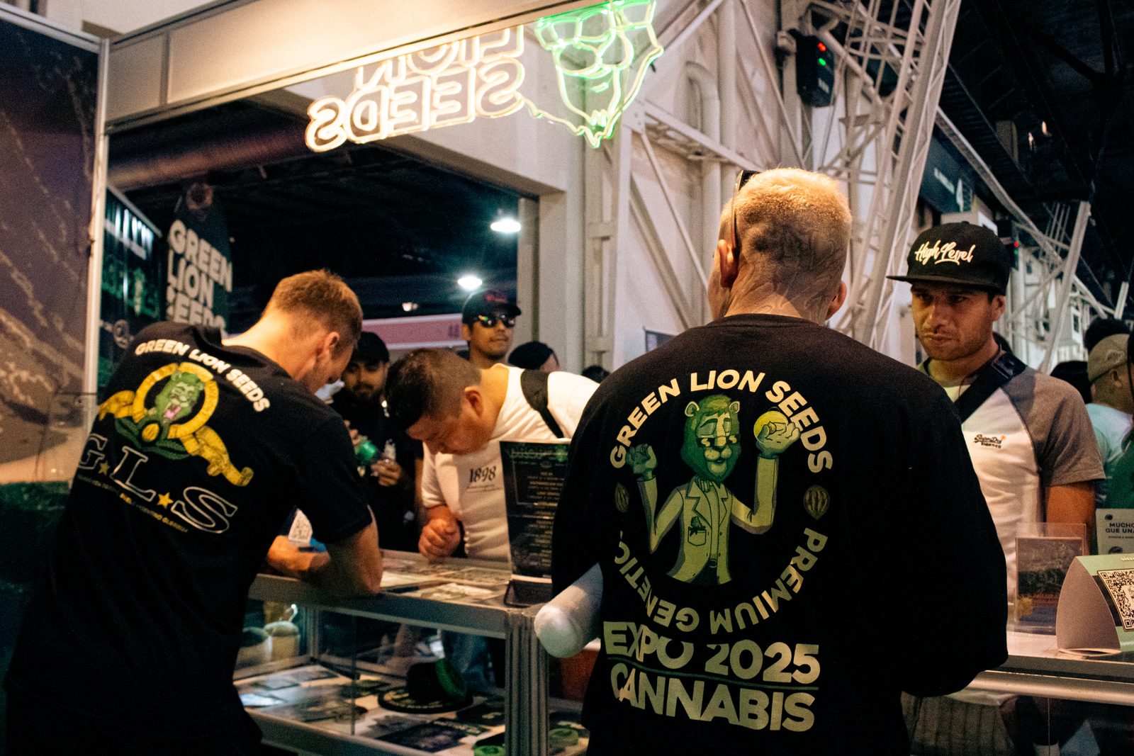 Encuentro de la comunidad en el stand Green Lion Seeds