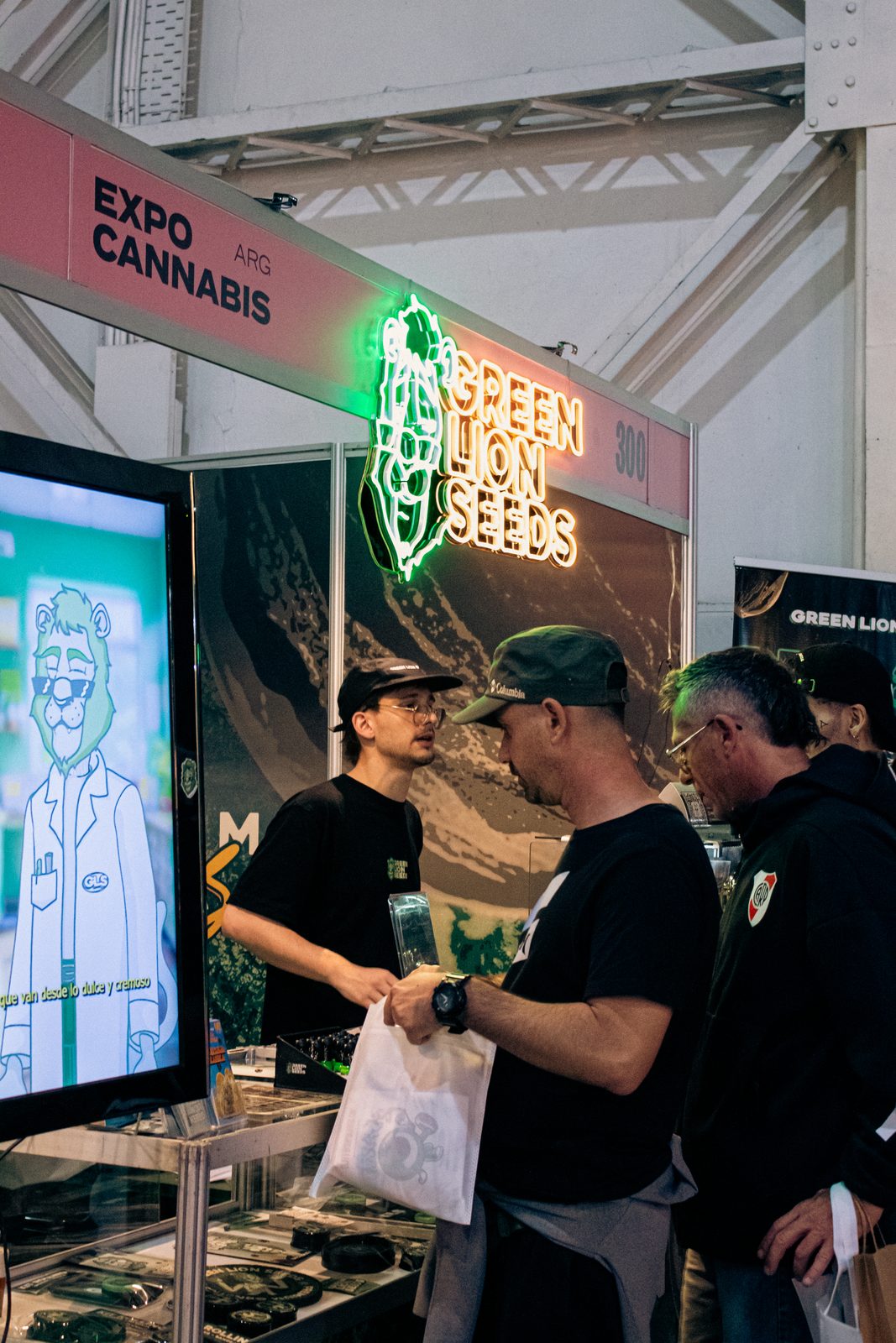 Público recorriendo el stand Green Lion Seeds