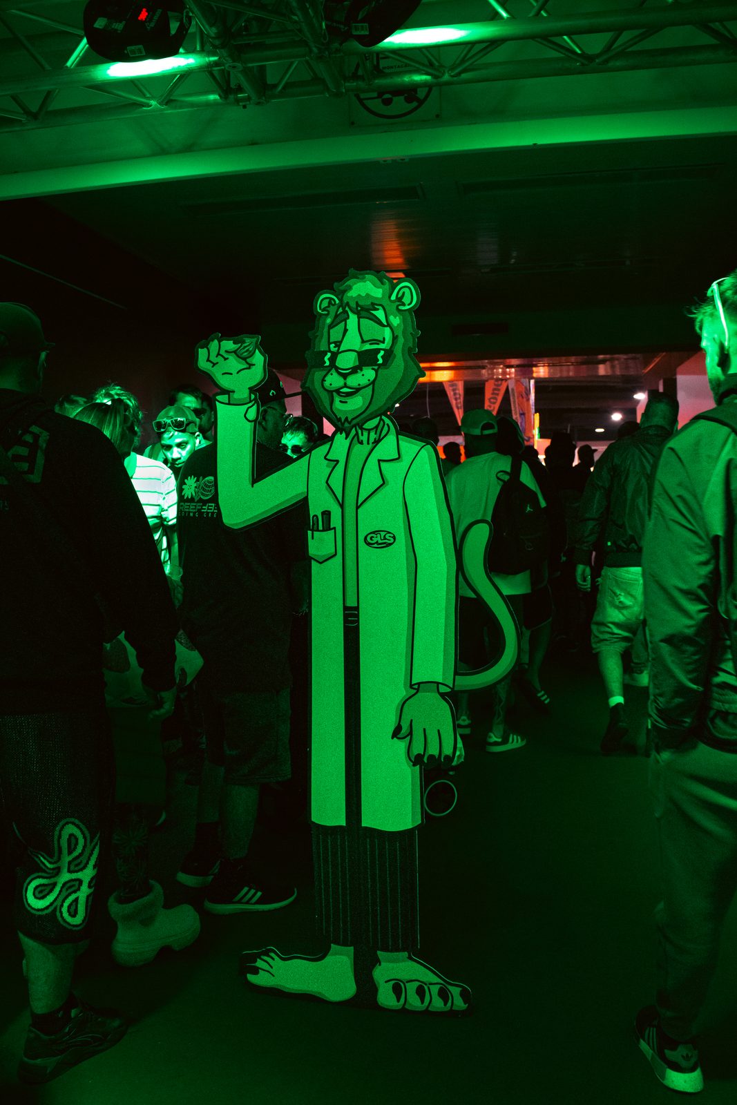 Personaje Green Lion Seeds entre el público de Expo Cannabis Argentina