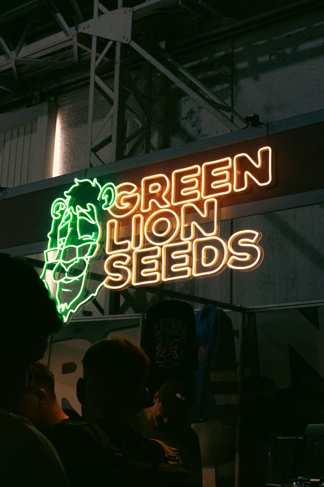 Cartel luminoso Green Lion Seeds durante Expo Cannabis Argentina